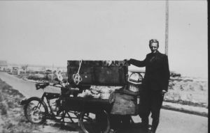 1953. Henk Geusebroek, alias lange Hennie
Henk Geusebroek, filiaalhouder van de 'kleine bazar' aan het Achterom. Het was een zeer markante Medemblikker. Hier met zijn motorcarrier vol met huishoudelijke artikelen die hij aan de 'huisvrouwen' in Medemblik en omgeving verkocht 
