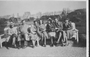 Medemblikker dames en ??n heer, in het Emmapark
Oostersingel op achtergrond
