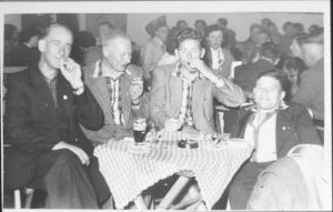 Bep Rijs, Koningshof
Bep Rijs 25 jaar chauffeur bij de NACO.
Links Klaas Gieling jr, Jaap Geusebroek, Liewe de Vlucht en de jubilaris Bep Rijs
