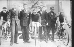 Home trainen1936
Links Dirk Steeman, Bertus Verleg, Cor Rijnsent, Siem de Jong, Hero Rijnsent, ?
Allen lid Wielervereniging 'Flevo' 

