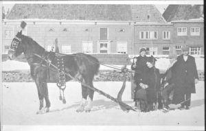 Winter 1947
Fam. Schouten, winnaars van het ringsteken winter 1947 met paard en arrenslede op het ijs op de Westerhaven

