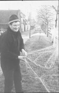 Henk de Beer
Visserman, woonachtig aan het Achtereiland, varende op de ME 30 van vader Jan de Beer
