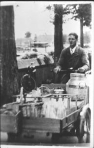1956,. Westerhaven
Jaap Pronk, melkboer van de Westersingel
