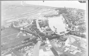 Westerhaven, Zuiderzeewerken (ZZW),1926
Rechts onder latere sportveld
