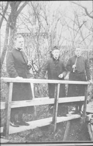 1910
Pastoor Boers (midden) en de kapelaans Thomson en Bitter op het bruggetje achter de pastorie 
