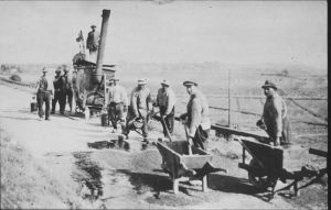 Oosterdijk 1920
Asfalteren van de Oosterdijk door personeel van de Vier Noorder Koggen, Radboud op achtergrond
