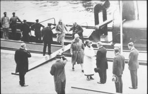 1929
Ontvangst Koningin en Prinses door Burgemeester Schouten en wethouders Kooy en Daalder op kade Oosterhaven
