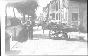 1927
Cor Brakeboer de bloemist op Oosterhaven, hoek Wijdesteeg.
