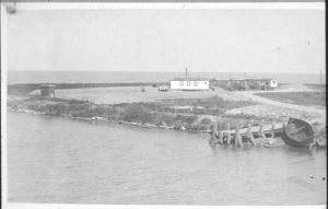 1930
Woonwagens van de ZZW werkers voor het Kasteel.
Rechts steiger van Conservenfabriek.
