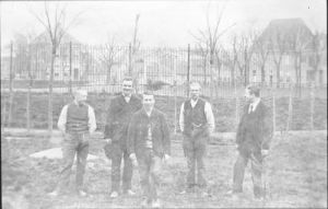 1900
Personeel Gesticht. Op achtergrond Kwikkelsklapbrug
