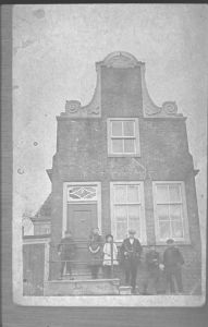 1915
Huis Turfhoek 14. De fam. Op 't Land, schuitenhelling, staan op de stoep

