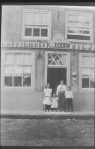 1917
Koffiehuis K. van Doorn Oosterhaven, hoek Wijdesteeg. 
Grootste jongen: IJs van Doorn, de latere slager uit de Tuinstraat
