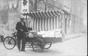 1938
Toos van der Gullik, "lapjespoep" uit de Tuinstraat. Hier op Oosterhaven, hoek Wijdesteeg
