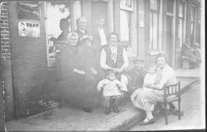 1923
Fam. de Vos, Van Doorn en Manshanden. Oosterhaven
