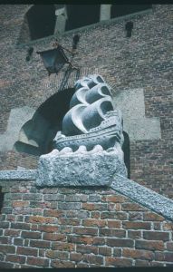 Schip op bordes stadhuis.
