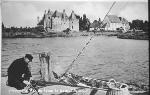 1956
Visserman Louw Manshande, van de ME 14, aan het netten boeten.
