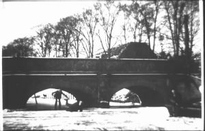 Baene brug winter 1954
In volksmond 'Ballenbrug' geheten. Lag ter hoogte van Baenesingel, Geldelozepad/Westersingel. Gesloopt juni 1965.
