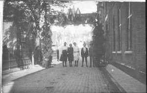 1923
Erepoort in Ridderstraat tgv 25 jarig Regeringsjubileum Kon. Wilhelmina. Rechts Huize Radboud
