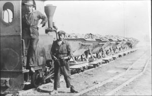 1927
Lok met kiepkarren, gevuld met grond uit Overleker kanaal. Namen onbekend
