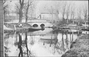 1890
'Ballenbrug' De brug was geheel van steen. Bovenop de beide randen stonden 4 stenen ronde ballen. Rechts de schuitenhelling van Maarten Winnipst. 
