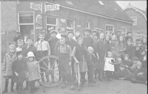 Oud-Medemblikkers 1924
Hoek Bagijnhof/Nieuwstraat. Pand links nu 2006 Foto Bos. Namen in boekje "Kent u ze nog... de Medemblikker" door W. Kramer
