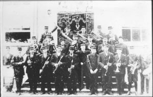 1897
Harmonie "Crescendo" op de stoep van het weeshuis
