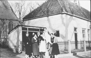 1933
Personeel van Huize Levendsavond voor de kleuterschool aan de Breedstraat
