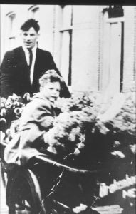1946
Cor Brakeboer de bloemist met zoon in het Bagijnhof
