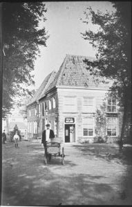 1911
Bakker E. de Git van Nieuwstraat, nu 2006 Hein Raat, hier op Hoogesteeg.
Caf? De Hoop, Vooreiland op achtergrond.
