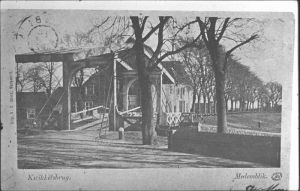 1905
Links van de brug Achtereiland, rechts Hoogesteeg
