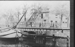 1938
Openstaande Kwikkels draaibrug. Rechts pand van G. Bijlsma en cafe De Hoop van Van Dijk
