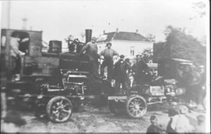 1927
Stoomlok op vrachtwagen van L. Kool voor de kwikkelsdraaibrug op weg naar proefpolder in Andijk
