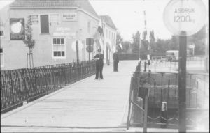 Zaterdag 13 september 1952
Brugwachter Jaap Hofman opent voor het laatst de Kwikkelsbrug. De huidige brug werd in de middag geopend. De geluidswagen van GOM? (P.Gons) staat rechts.
