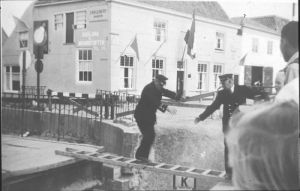 1952
Brugwachter Hofman heeft de brug voor het laatst open gedraaid. Havenmeester Visser helpt hem op de nieuwe brug te komen
