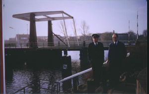 Jaren '90
Havenmeester R. Pasterkam en brugwachter Leen Voorthuizen
