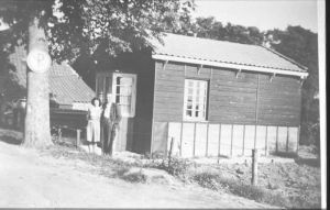 1954
Jan Groenhuizen, aannemer, met zijn echtgenote, een Sjerps, voor het laatste huis, een gedeelte oude visafslag, linker kant Westersingel / 't Keern

