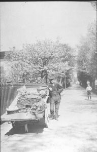 1920
Herman Bos, groentenboer Nieuwstraat. (Huis met de Luifel) Hier op het Vooreiland.
