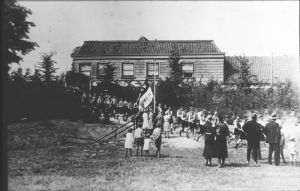 1931
Opening Sportveld (D.V.O.) Nu weer haven. Caf? Het Witte huis op achtergrond.
