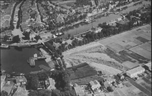 1928
Rechts, tuin van het Gesticht, in 1931 sportveld.
