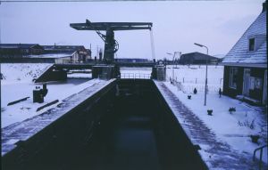 Overlekersluis met spoorbrug
