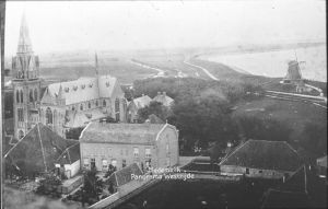 1920
Huize Radboud, Martinuskerk, boerderij Jan Schoon, Molen, Zuiderzee.
