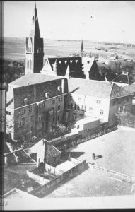 1925
Huize Radboud, Martinuskerk, voorgrond de Muntstraat.
