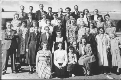 1954. Jaarlijkse 'klanten' reisje van VIVO kruidenier Santegoets van het Van Houweningepark
Vele bekende namen. Santegoets in het midden op de derde rij
